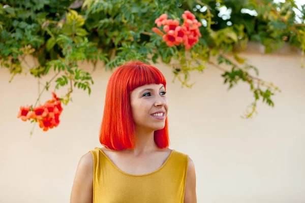 Kırmızı saçlı genç kadın