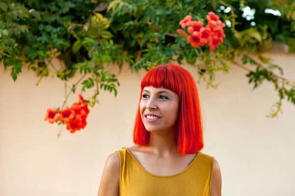 Kırmızı saçlı genç kadın