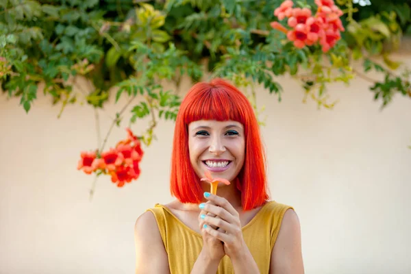 Jeune femme aux cheveux roux — Photo