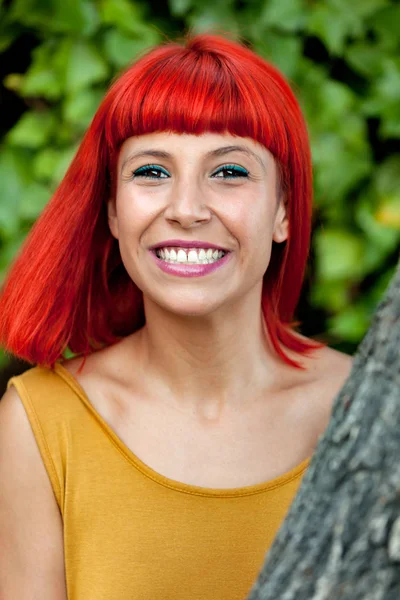 Kırmızı saçlı genç kadın