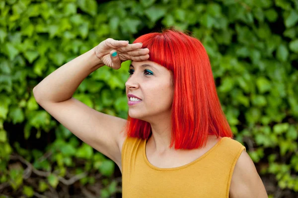 Röda haired ung kvinna — Stockfoto