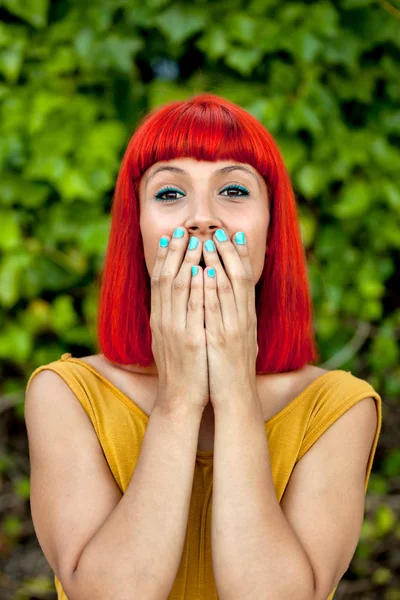 Kırmızı saçlı genç kadın