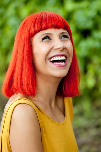 Kırmızı saçlı genç kadın