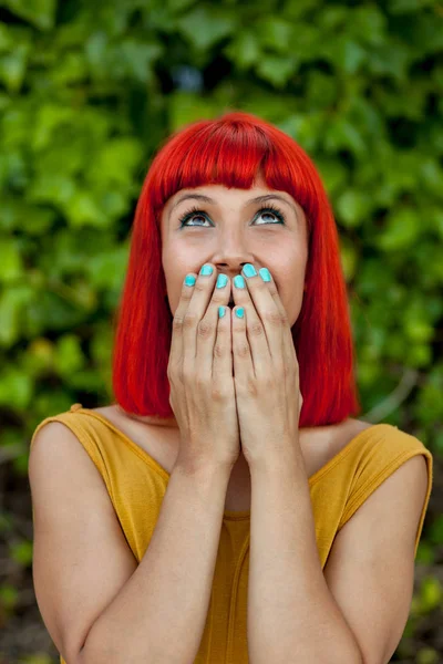 Kırmızı saçlı genç kadın