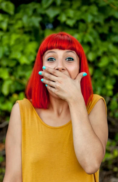 Rode donkerharige jonge vrouw — Stockfoto