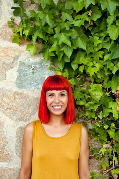 Kırmızı saçlı genç kadın