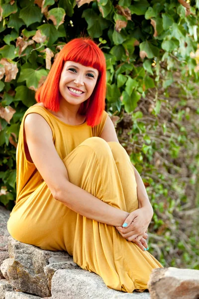 Jeune femme aux cheveux roux — Photo