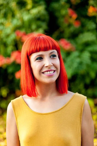 Kırmızı saçlı genç kadın