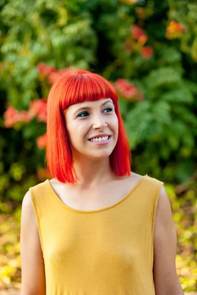 빨간 머리 젊은 여자 — 스톡 사진
