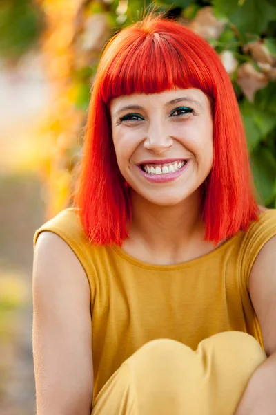 Kırmızı saçlı genç kadın