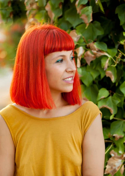 Kırmızı saçlı genç kadın