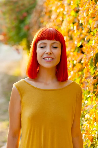 Kırmızı saçlı genç kadın