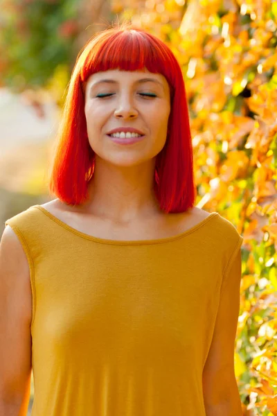 Κόκκινα μαλλιά νεαρή γυναίκα — Φωτογραφία Αρχείου