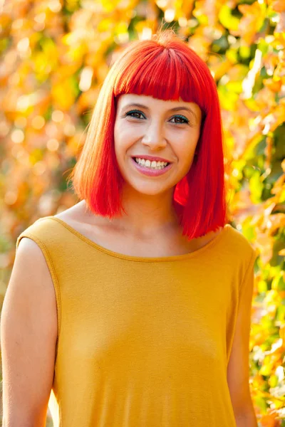Червоне волосся молода жінка — стокове фото
