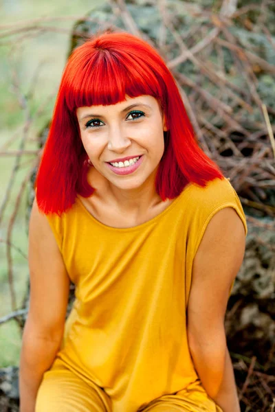 Kırmızı saçlı genç kadın