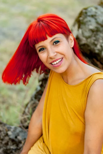 빨간 머리 젊은 여자 — 스톡 사진