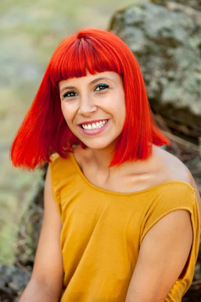 Kırmızı saçlı genç kadın