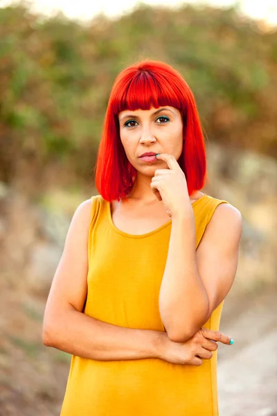 Röda haired ung kvinna — Stockfoto