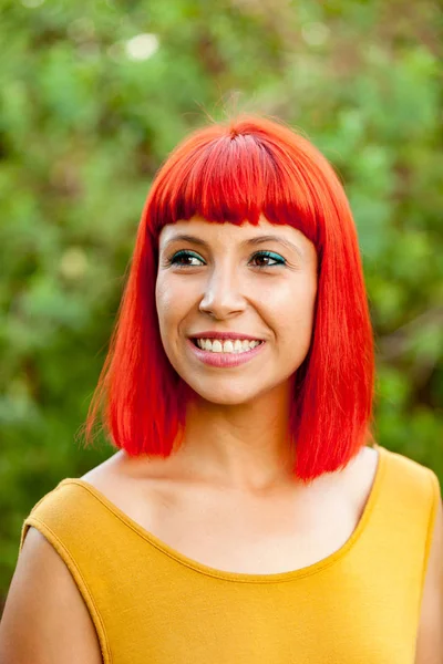 Jeune femme aux cheveux roux — Photo