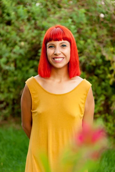 Kırmızı saçlı genç kadın