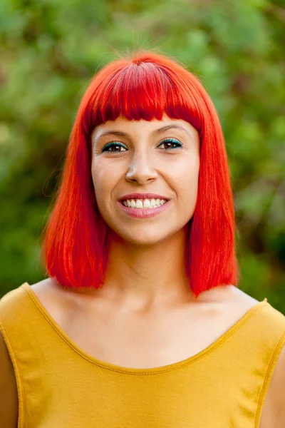 Kırmızı saçlı genç kadın