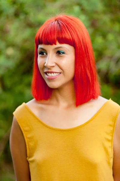 Κόκκινα μαλλιά νεαρή γυναίκα — Φωτογραφία Αρχείου