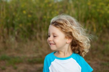 uzun sarı saçlı çocuk