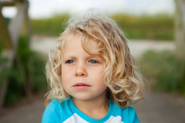 長いブロンドの髪を持つ子供 — ストック写真