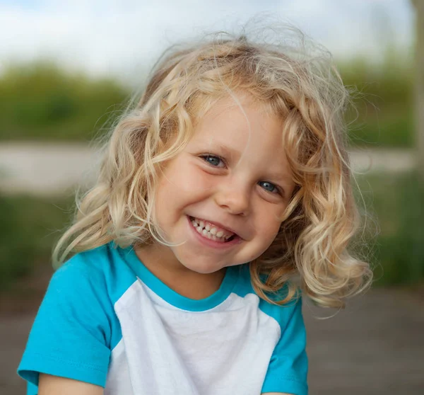 Barn med långa blonda hår — Stockfoto