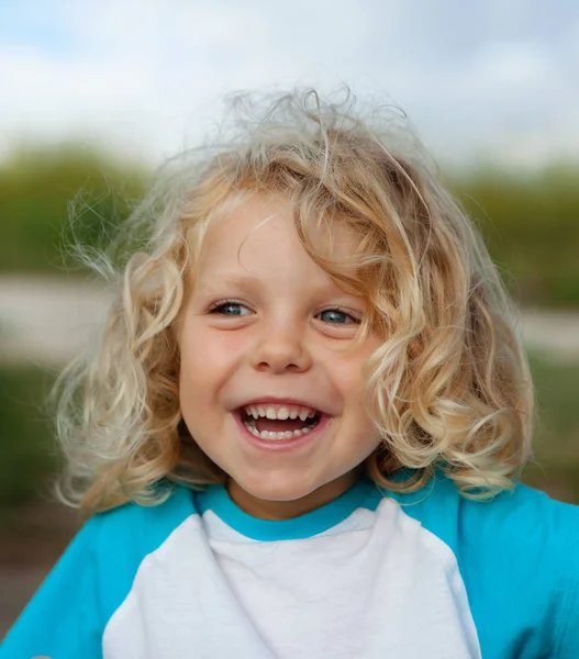 uzun sarı saçlı çocuk