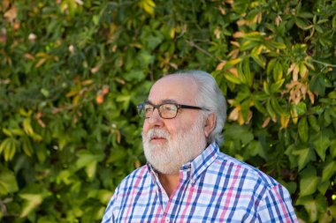 Bahçedeki son sınıf öğrencisi.