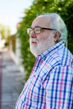 Bahçedeki son sınıf öğrencisi.