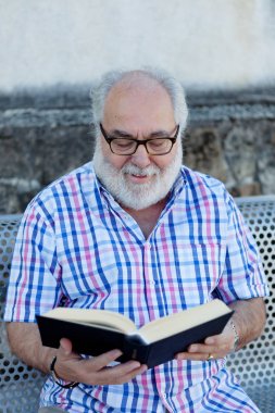 Son sınıf öğrencisi kitap okuyor. 