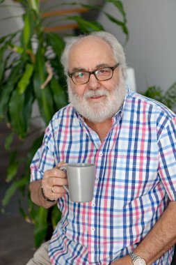 Büyük adam kahve içiyor. 