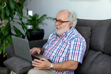 Komuta sizde beyaz sakallı