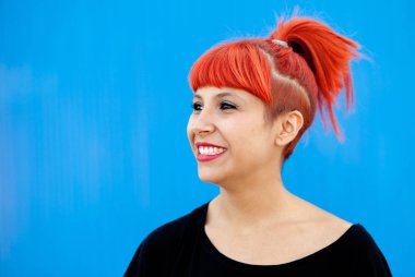 Kırmızı saçlı genç kadın