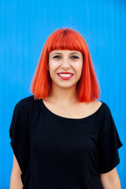 Kırmızı saçlı genç kadın