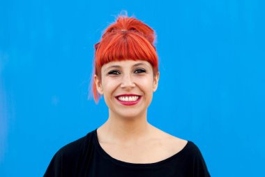 Kırmızı saçlı genç kadın