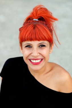 Kırmızı saçlı genç kadın