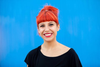 Kırmızı saçlı genç kadın