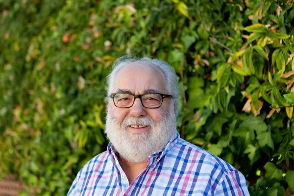 Senior man in garden — Stock Photo, Image