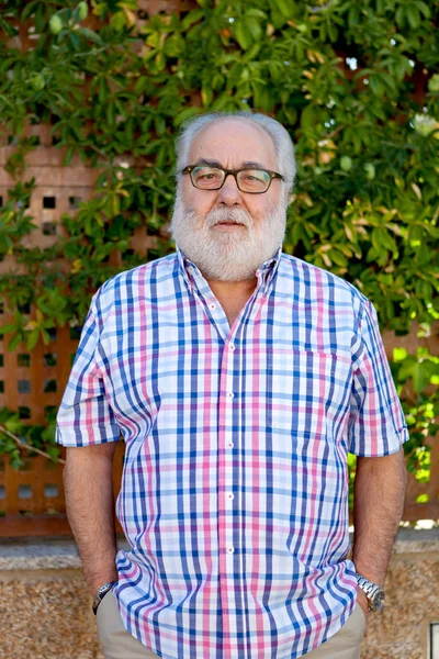 Senior man in garden — Stock Photo, Image