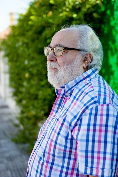 Bahçedeki son sınıf öğrencisi.