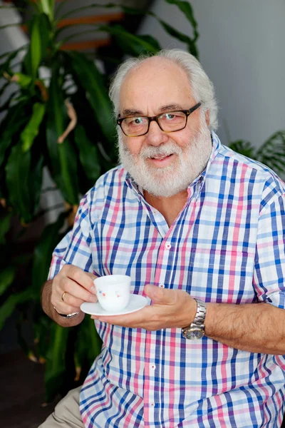 Büyük adam kahve içiyor. 