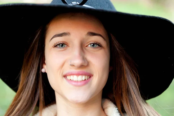 Adolescente ragazza indossa cappello nero — Foto Stock