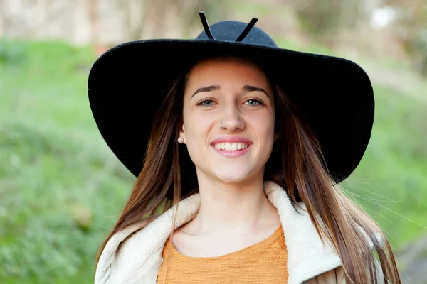 Adolescente ragazza indossa cappello nero — Foto Stock