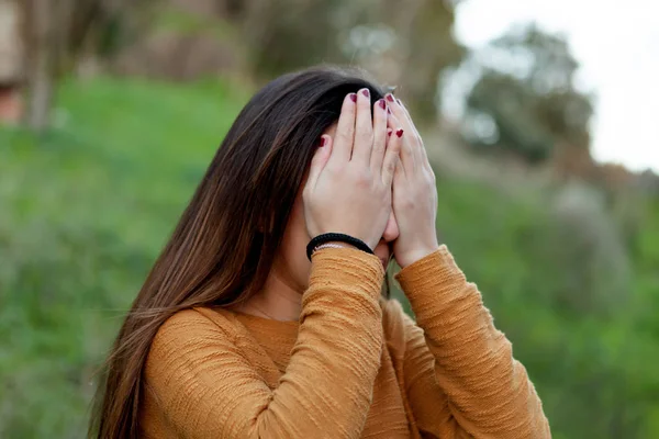 Chica adolescente en el parque de verano — Foto de Stock