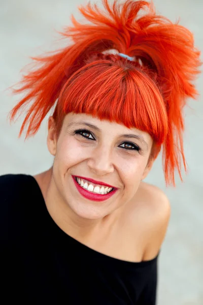 Kırmızı saçlı genç kadın