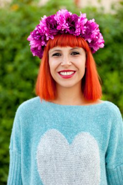 Kırmızı saçlı genç kadın