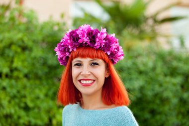 Kırmızı saçlı genç kadın